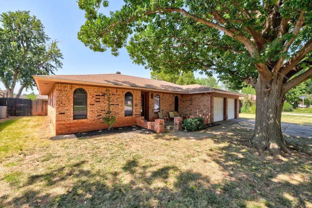 905 Jupiter Rd in Edmond, OK - Building Photo