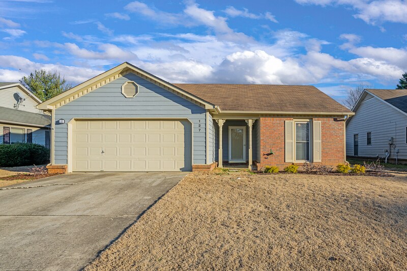 127 Hollington Dr NE in Huntsville, AL - Building Photo