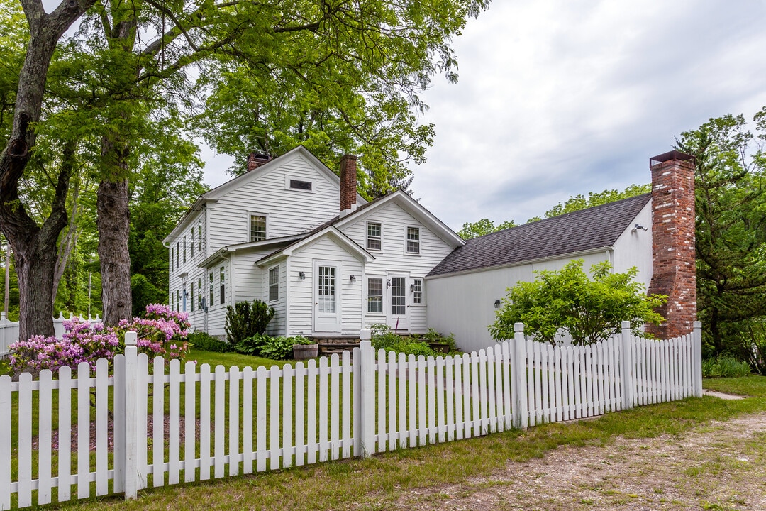 12 S Kent Rd in New Milford, CT - Building Photo