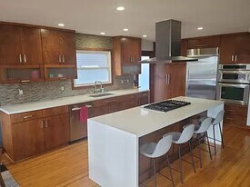 1295 E Santa Clara St in Ventura, CA - Building Photo