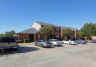 Centerville Pointe Apartments in Garland, TX - Building Photo - Building Photo