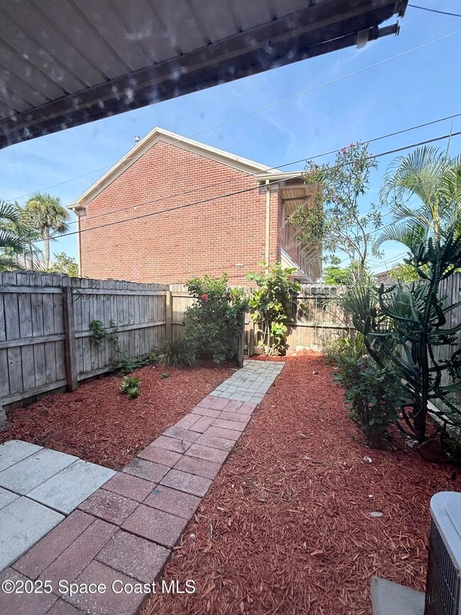 112 E Colonial Ct in Indian Harbour Beach, FL - Building Photo - Building Photo