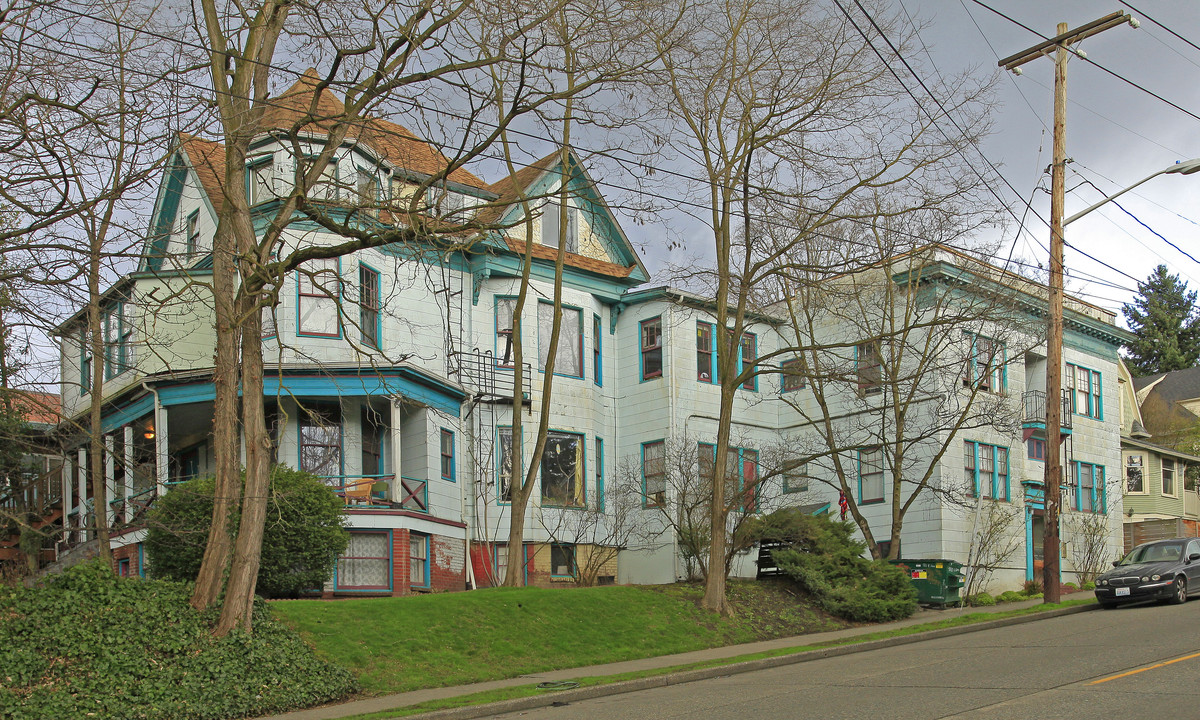 Clayton Place in Seattle, WA - Building Photo