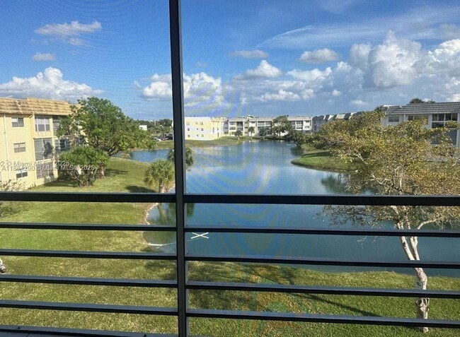8400 Sunrise Lakes Blvd in Sunrise, FL - Building Photo - Building Photo