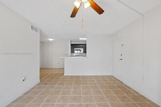7200 NW 179th St in Hialeah, FL - Building Photo - Building Photo