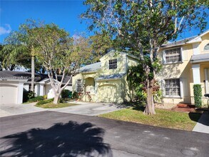 9863 SW 117th Pl in Miami, FL - Foto de edificio - Building Photo