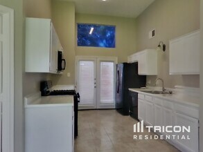 8711 Croteau Dr in Houston, TX - Foto de edificio - Building Photo