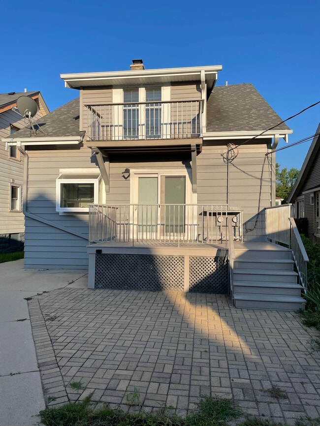 1324 S 76th St in West Allis, WI - Foto de edificio - Building Photo