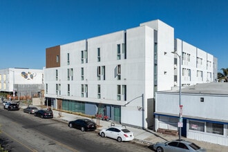 West Terrace Apartments in Los Angeles, CA - Foto de edificio - Building Photo