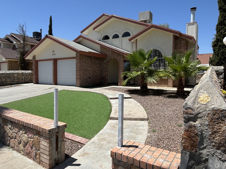 8524 Mackenzie Dr in El Paso, TX - Building Photo