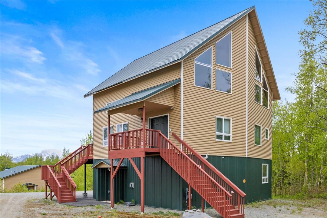 4935 N Flying Circus Cir in Wasilla, AK - Building Photo