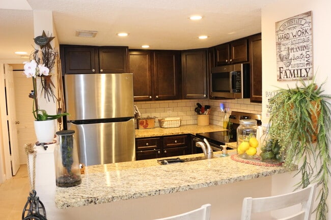 1548 SE Royal Green Cir in Port St. Lucie, FL - Building Photo - Building Photo
