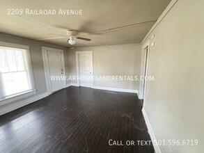 2209 Railroad Ave in North Little Rock, AR - Building Photo - Building Photo