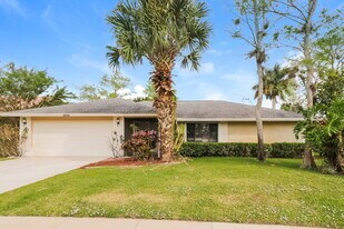 1653 Primrose Ln in Wellington, FL - Building Photo
