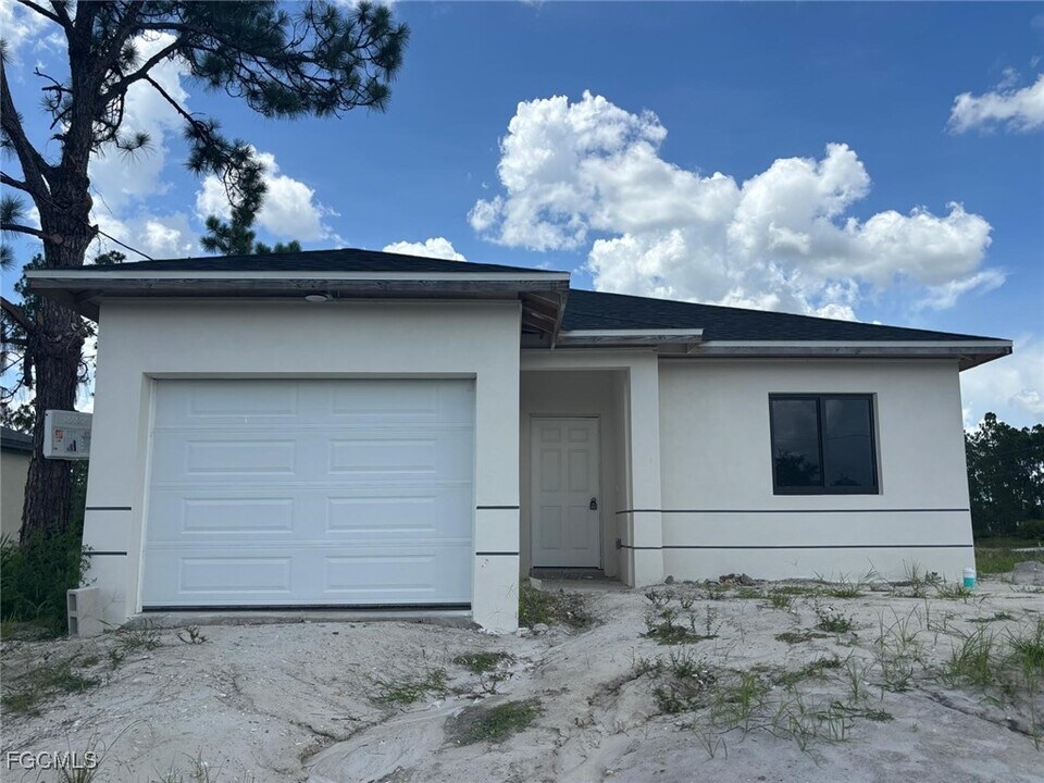 729 Lamar St E in Lehigh Acres, FL - Building Photo