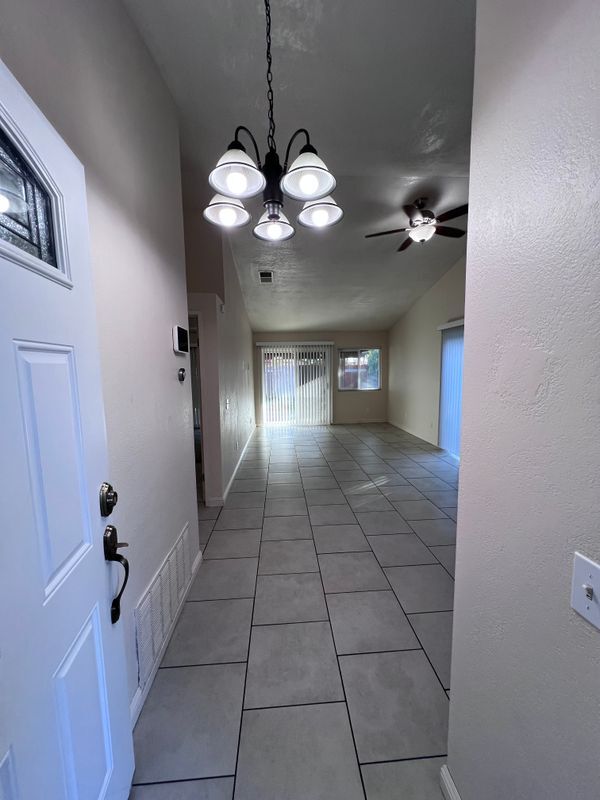 13201 Lakota Dr in Moreno Valley, CA - Foto de edificio - Building Photo