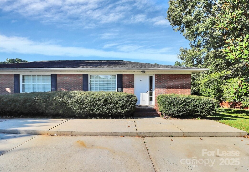 1005 Rainbow Dr in Kannapolis, NC - Building Photo