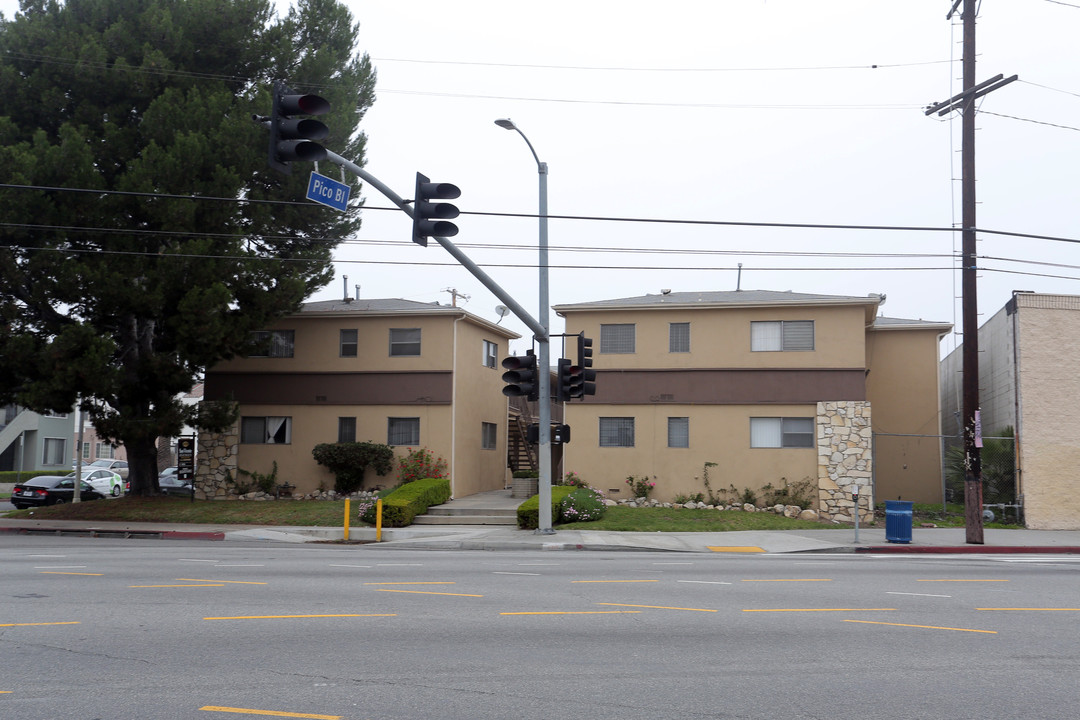 4729 W San Vicente Blvd in Los Angeles, CA - Foto de edificio