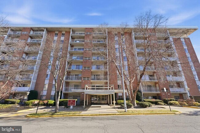 5250 Valley Forge Dr in Alexandria, VA - Foto de edificio - Building Photo