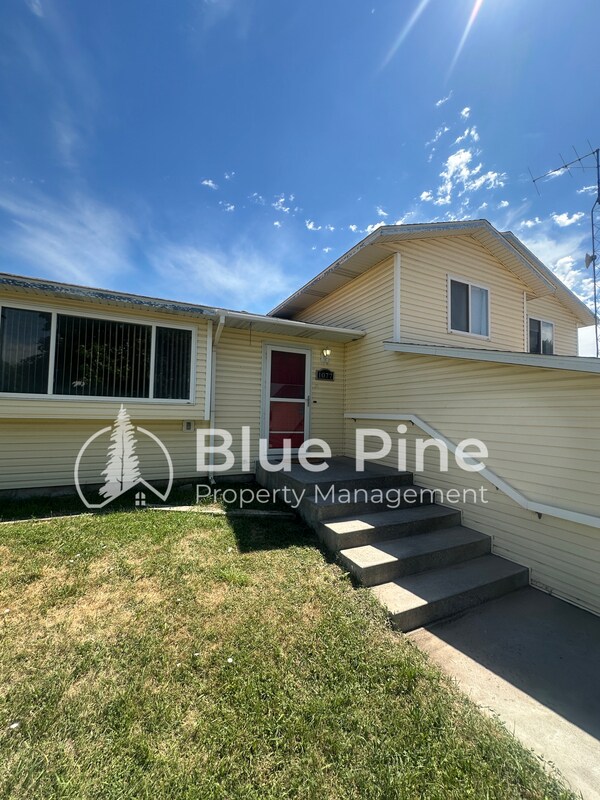 1077 E 1300 N in Shelley, ID - Foto de edificio - Building Photo