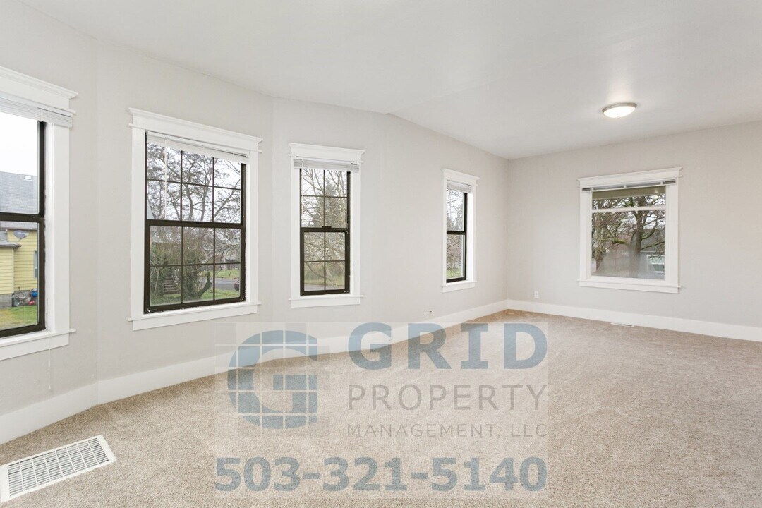 9339 N Oswego Ave in Portland, OR - Building Photo