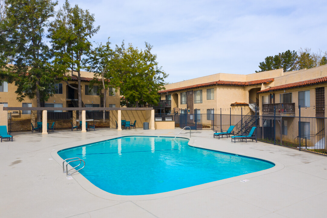 Charter Oaks Apartments in Thousand Oaks, CA - Foto de edificio