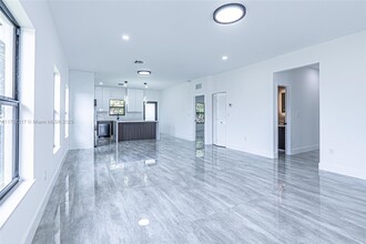 2725 NW 7th St in Fort Lauderdale, FL - Foto de edificio - Building Photo
