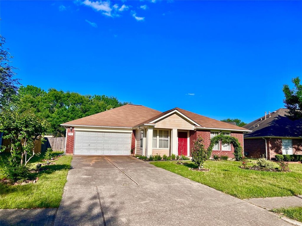 5015 Summit Lodge Dr in Katy, TX - Foto de edificio