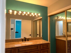 1040 W MacArthur Blvd in Santa Ana, CA - Building Photo - Building Photo