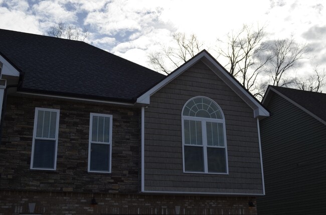 1062 Harrison Way in Clarksville, TN - Building Photo - Building Photo