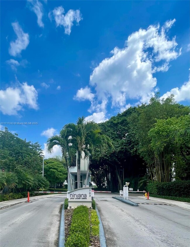 700 NE 63rd St, Unit D203 in El Portal, FL - Foto de edificio - Building Photo