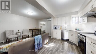 1074 Bloor St W in Toronto, ON - Building Photo