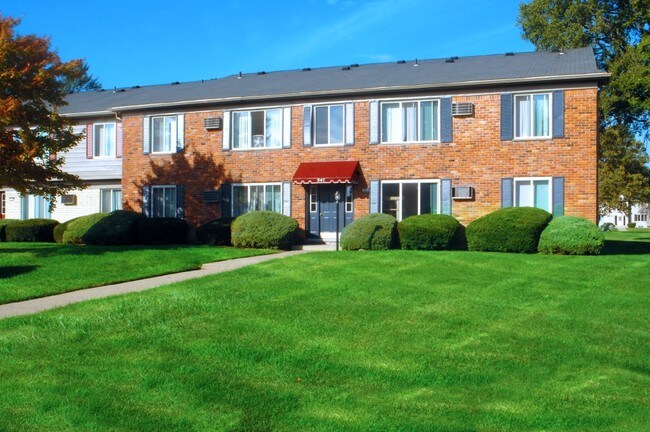 Chatsford Village Apartments in Madison Heights, MI - Foto de edificio - Building Photo