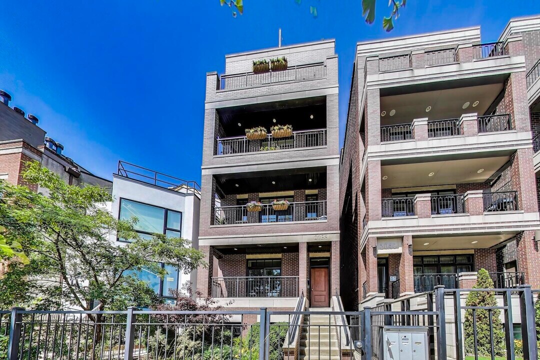 2038 N Burling St in Chicago, IL - Building Photo