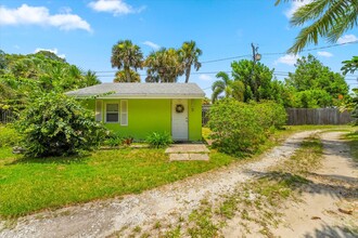 4455 NE Palmetto Dr in Jensen Beach, FL - Building Photo - Building Photo