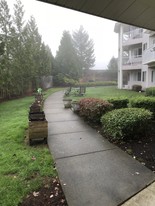 Holiday Rock Creek in Hillsboro, OR - Foto de edificio - Building Photo