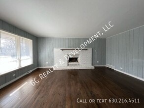 22W220 Burr Oak Dr in Glen Ellyn, IL - Building Photo - Building Photo