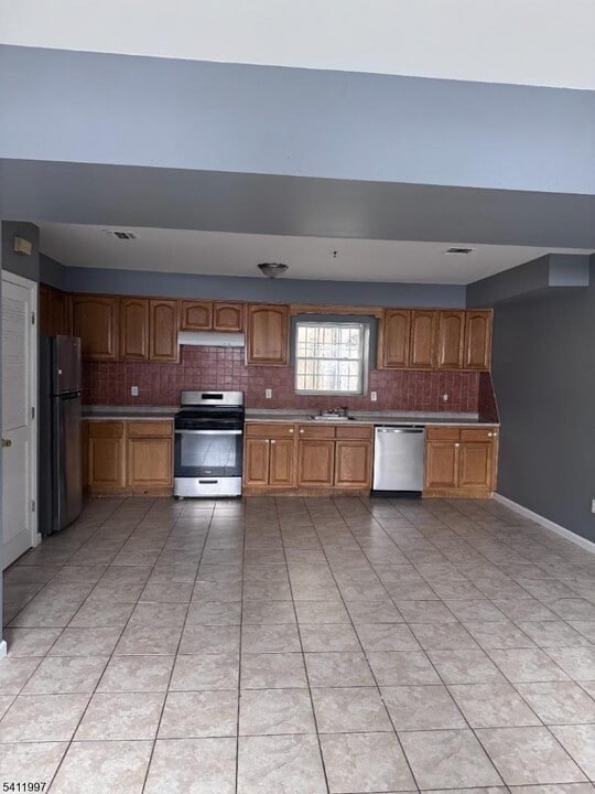 24 19th Ave in Newark, NJ - Building Photo