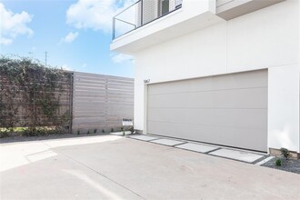 5867 E Post Oak Ln in Houston, TX - Building Photo - Building Photo