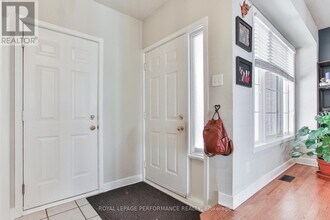 13 College Cir in Ottawa, ON - Building Photo - Building Photo
