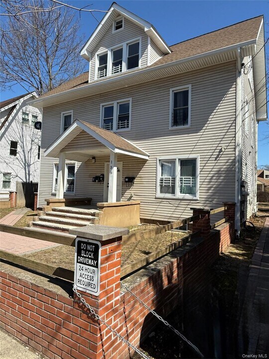 136 Fairview Blvd in Hempstead, NY - Building Photo