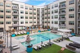 The Porter at Westport Plaza in St. Louis, MO - Building Photo