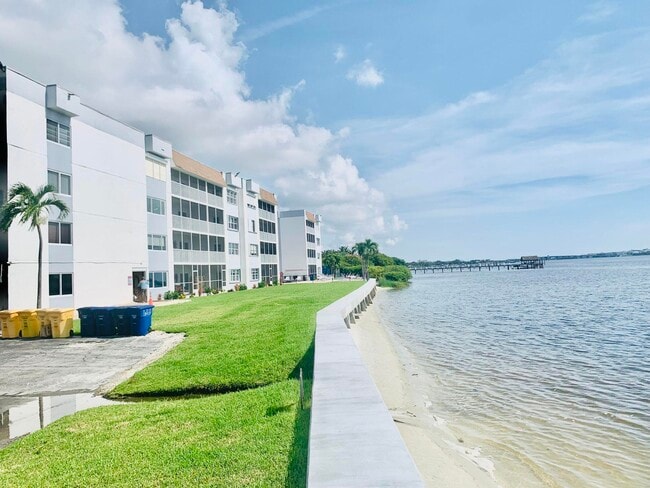 property at 1516 S Lakeside Dr