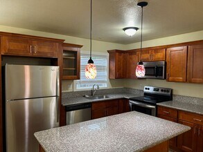 2131 NE 117th Ave in Portland, OR - Building Photo - Building Photo