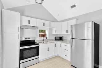 551 1/2 Wildwood Way in Clearwater, FL - Building Photo - Building Photo
