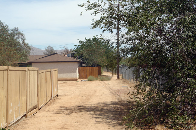 21017 Little Beaver Rd in Apple Valley, CA - Foto de edificio - Building Photo