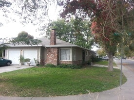 621 E Yorkshire Dr in Stockton, CA - Building Photo