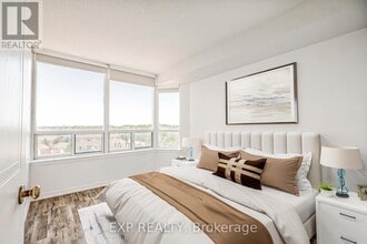 135 Hillcrest Ave in Mississauga, ON - Building Photo - Building Photo