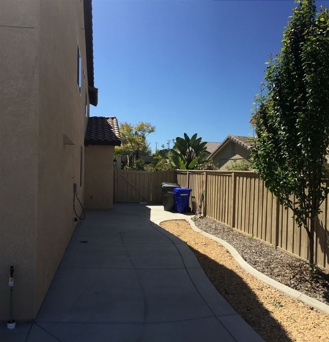 1049 Stratton Dr in Vista, CA - Building Photo - Building Photo