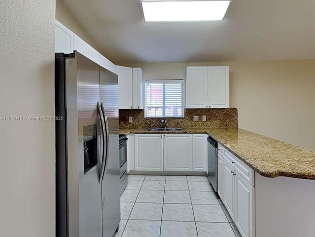 10121 NW 127th Terrace in Hialeah, FL - Building Photo - Building Photo